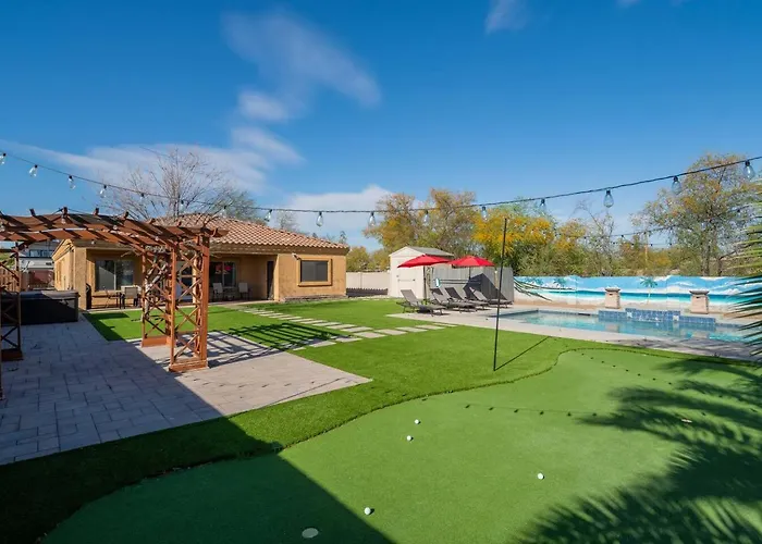 Stylish 4br Desert Oasis With Pool And Putting Phoenix