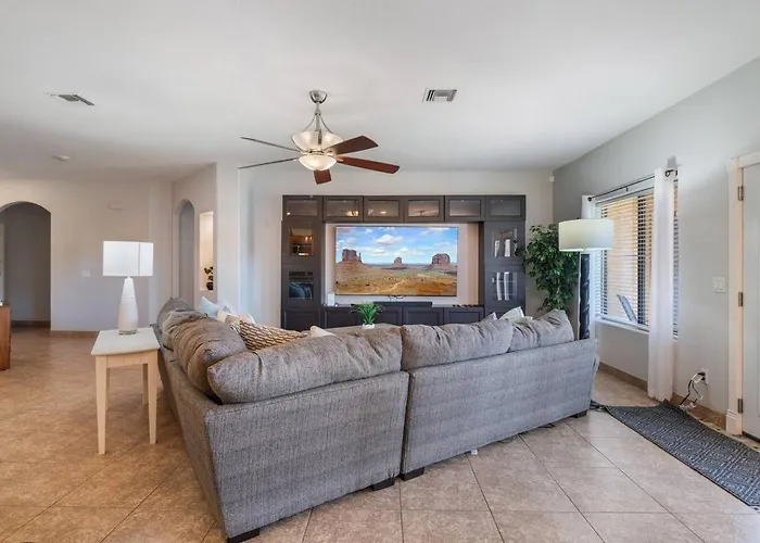 Stylish 4br Desert Oasis With Pool And Putting