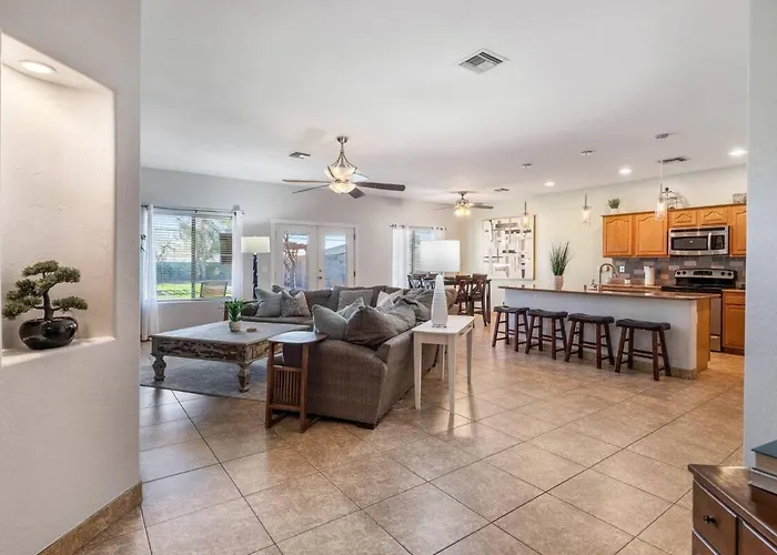 Stylish 4br Desert Oasis With Pool And Putting Phoenix