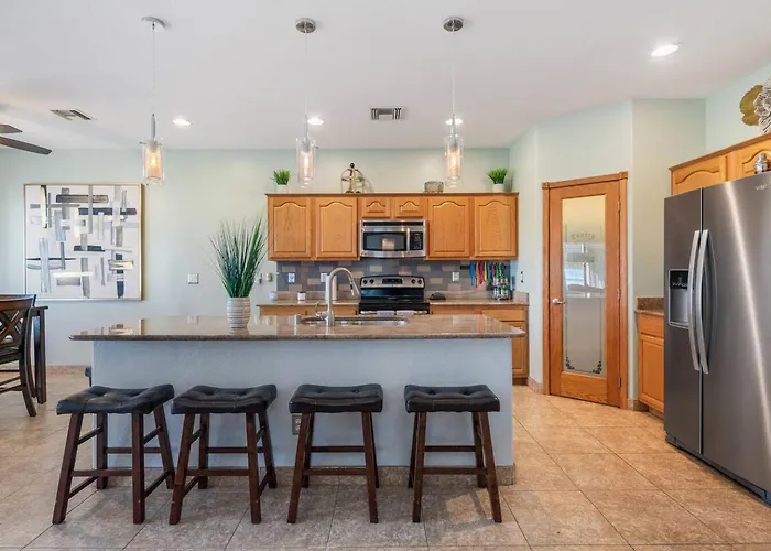 Stylish 4br Desert Oasis With Pool And Putting