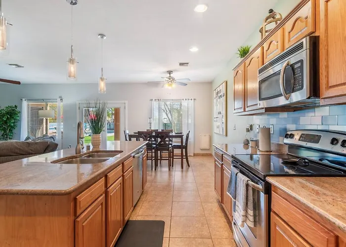 Stylish 4br Desert Oasis With Pool And Putting Holiday home *
