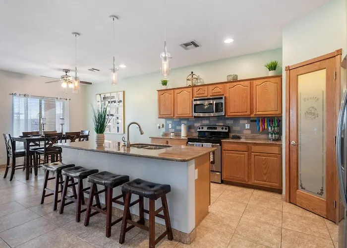 Stylish 4br Desert Oasis With Pool And Putting Phoenix