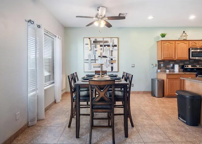 Stylish 4br Desert Oasis With Pool And Putting Phoenix