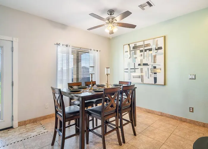 Stylish 4br Desert Oasis With Pool And Putting