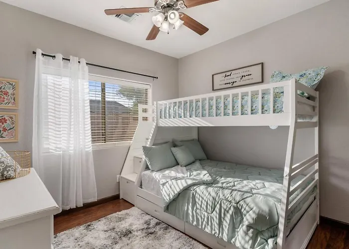 Stylish 4br Desert Oasis With Pool And Putting