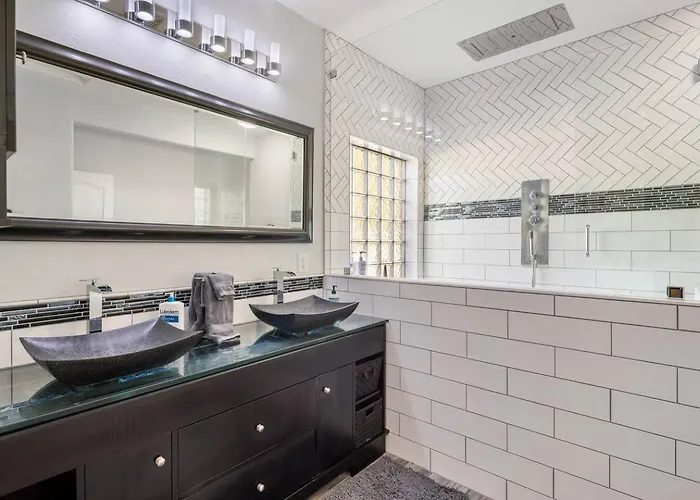 Stylish 4br Desert Oasis With Pool And Putting