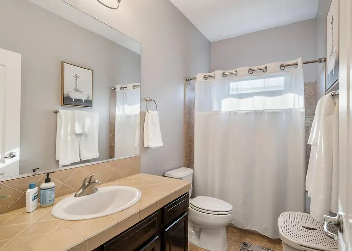 Stylish 4br Desert Oasis With Pool And Putting *
