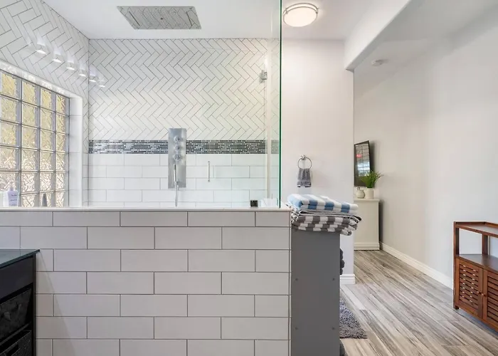 Stylish 4br Desert Oasis With Pool And Putting Phoenix