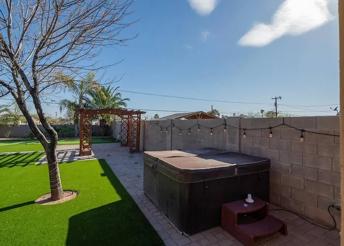 Stylish 4br Desert Oasis With Pool And Putting Phoenix