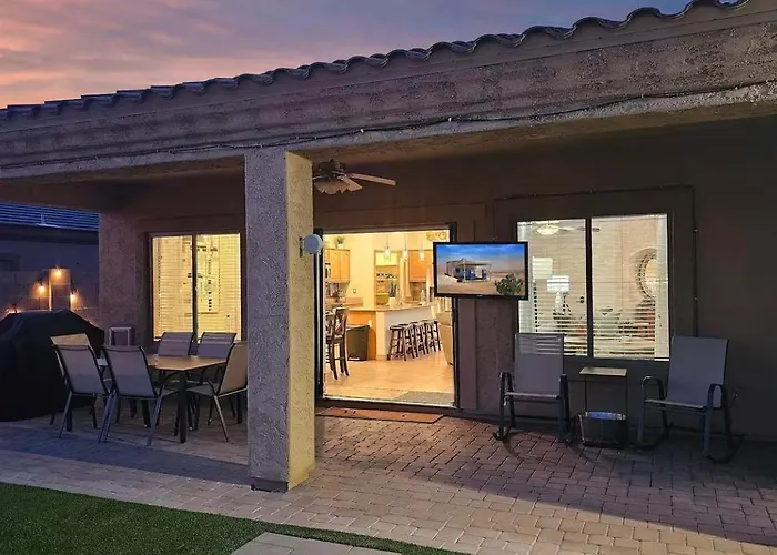 Stylish 4br Desert Oasis With Pool And Putting