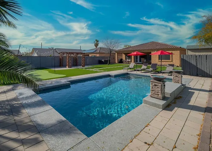 Stylish 4br Desert Oasis With Pool And Putting