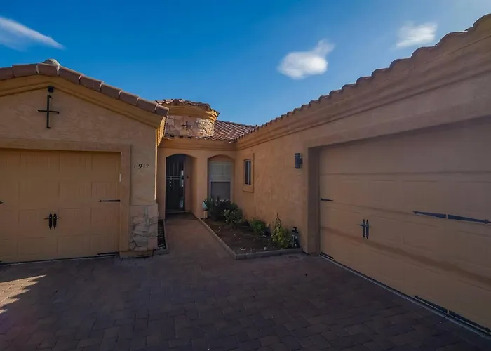 Stylish 4br Desert Oasis With Pool And Putting