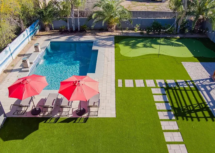 Stylish 4br Desert Oasis With Pool And Putting