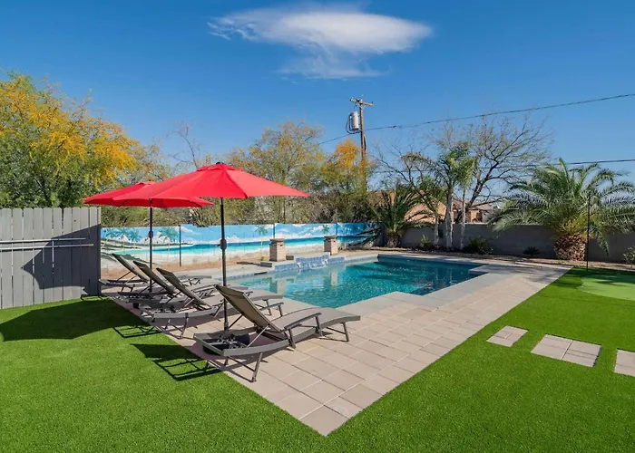 Stylish 4br Desert Oasis With Pool And Putting