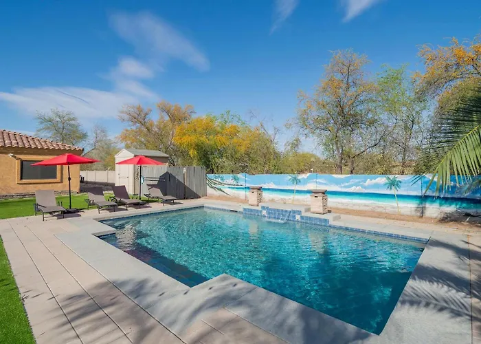 Stylish 4br Desert Oasis With Pool And Putting Holiday home *