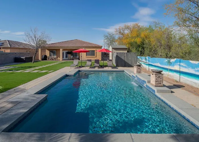 Stylish 4br Desert Oasis With Pool And Putting