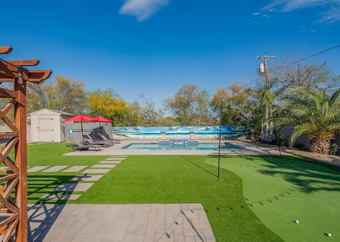 Stylish 4br Desert Oasis With Pool And Putting Holiday home Phoenix