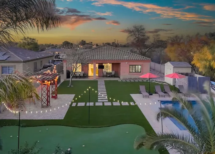 Stylish 4br Desert Oasis With Pool And Putting Phoenix