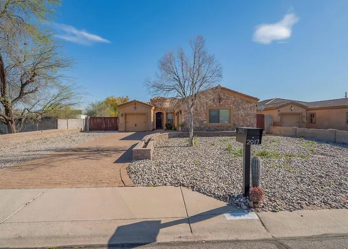 Stylish 4br Desert Oasis With Pool And Putting Holiday home