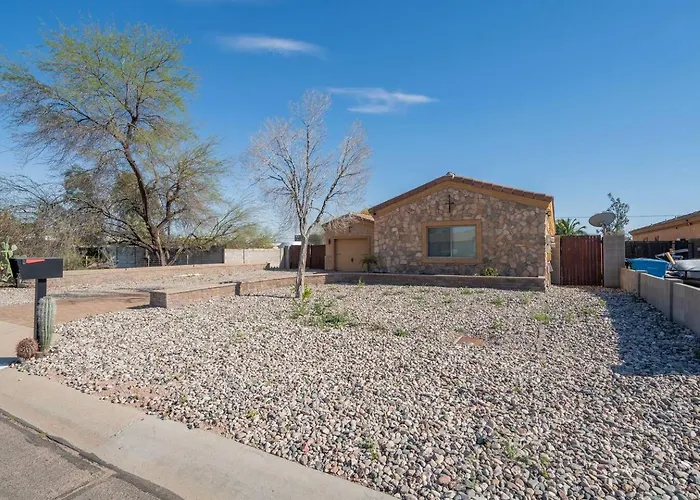 Stylish 4br Desert Oasis With Pool And Putting Holiday home