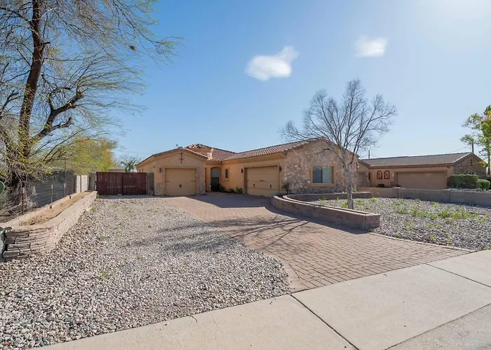 Stylish 4br Desert Oasis With Pool And Putting Holiday home *