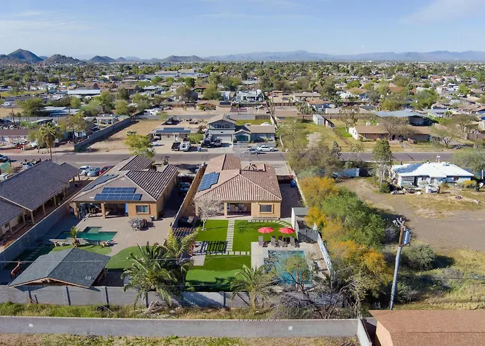 Stylish 4br Desert Oasis With Pool And Putting *