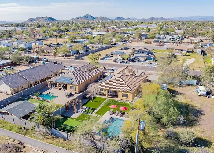 Stylish 4br Desert Oasis With Pool And Putting